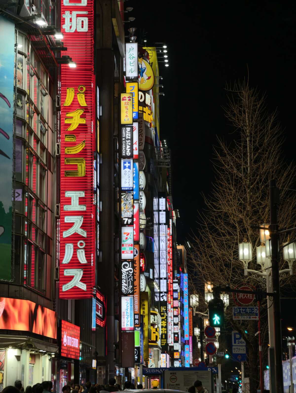 霓虹灯下的都市夜景